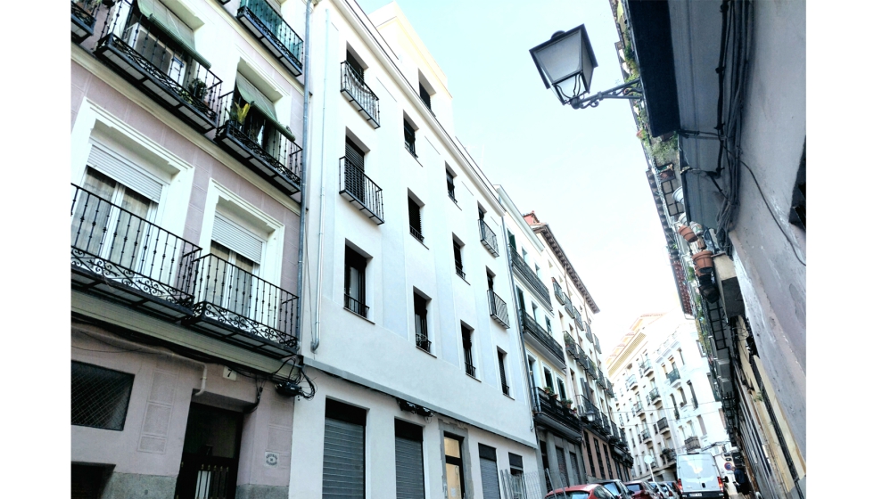 Vista exterior de la comunidad de vecinos de la calle Tres Peces de Madrid