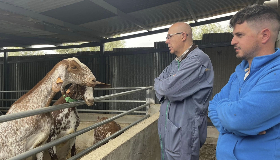 Manuel S�nchez, director t�cnico de Acriflor, junto con el nuevo ganadero de la asociaci�n
