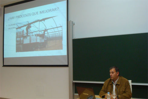 ngel Carreo, profesor de la Universidad de Almera, durante la ponencia en siniestralidad laboral en la construccin de invernaderos...