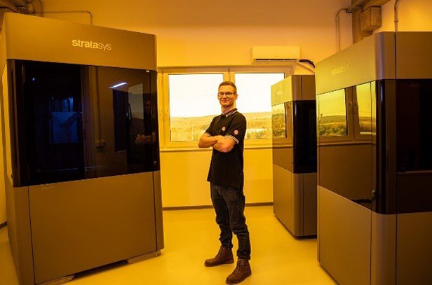 Um total de seis impressoras Stratasys Neo 3D sero instaladas nas novas instalaes da PartsToGo...