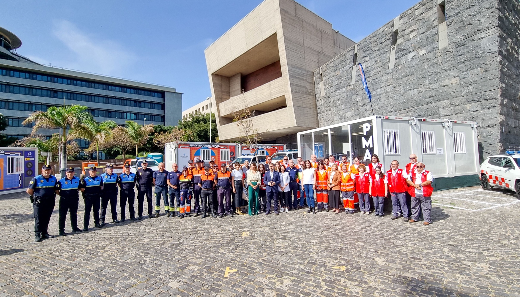 Foto de familia con los integrantes de la Polica Local, Proteccin Civil y Cruz Roja destinados para que los Carnavales transcurrieran con seguridad...