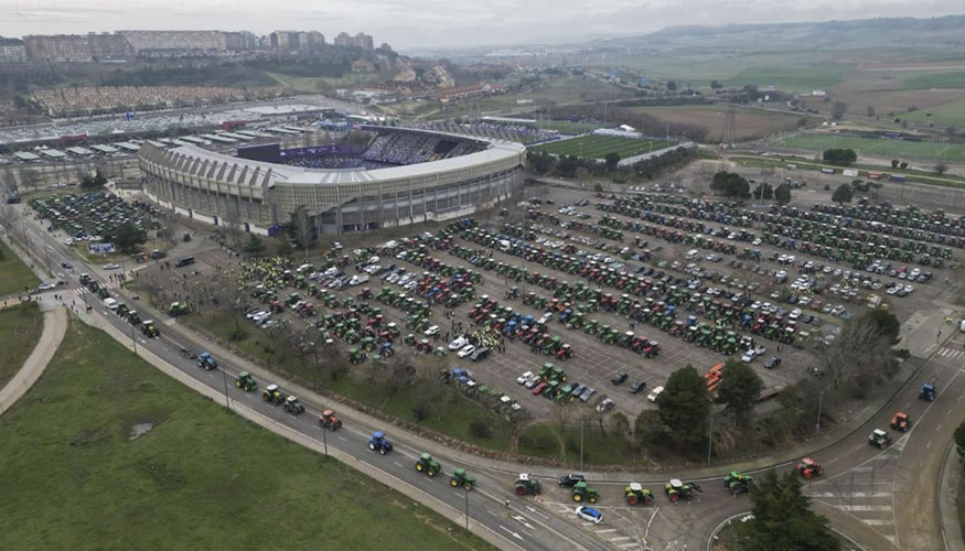 Vista area de una concentracin de tractores en el aparcamiento del Estadio Jos Zorrilla de Valladolid...