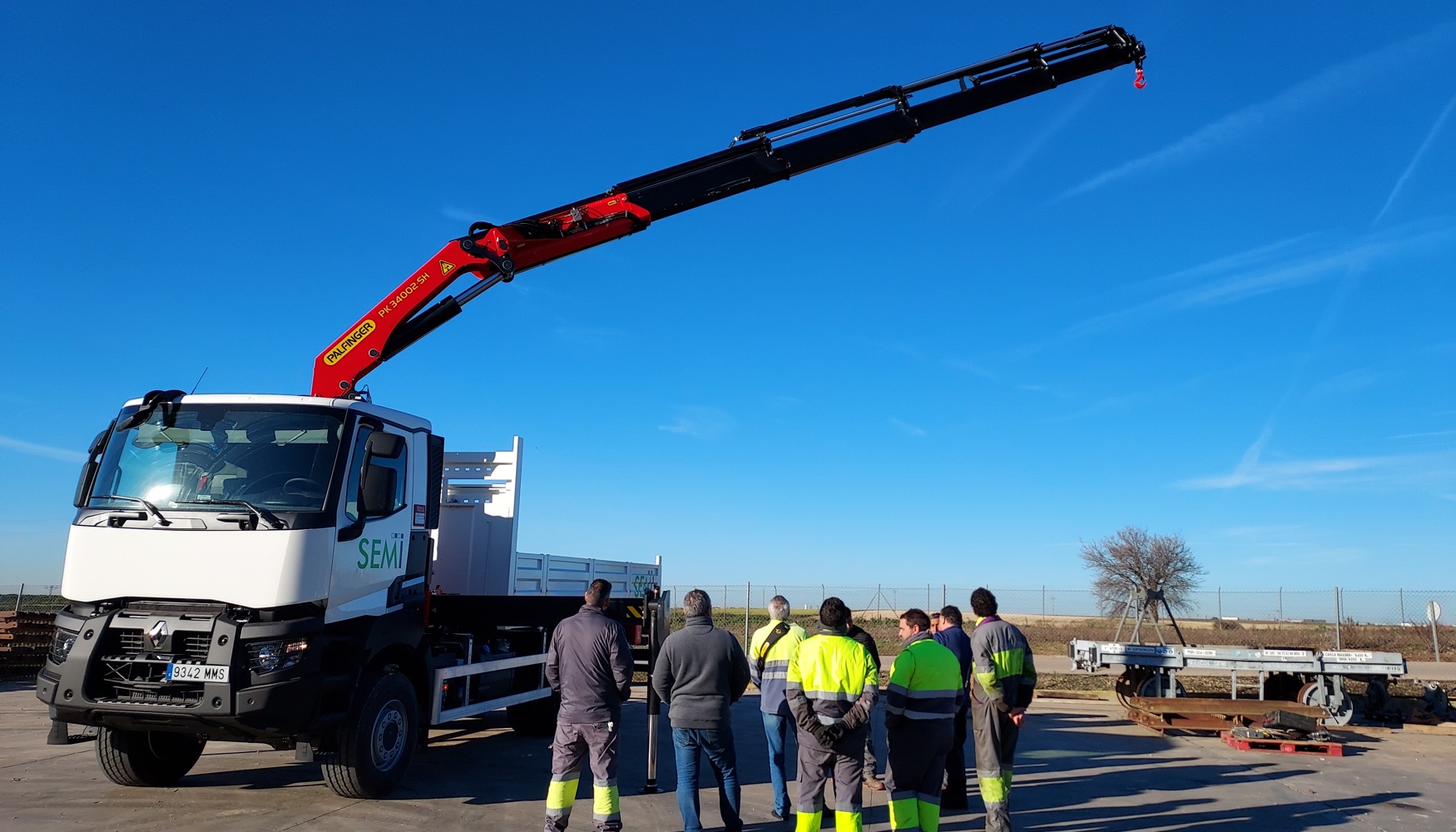 Estos equipos ofrecen una capacidad mxima de carga de 1.800 kg y un alcance mximo de 14,4 metros