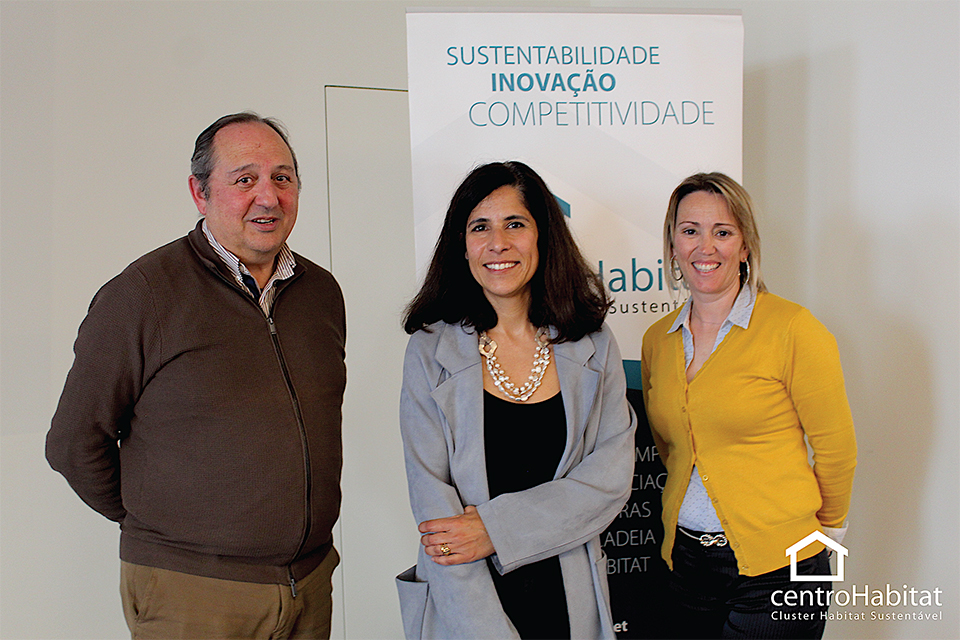Vtor Ferreira, do Cluster Habitat Sustentvel (CHS), Irma Assuno, da Knauf Insulation, e Cristina Quirs...