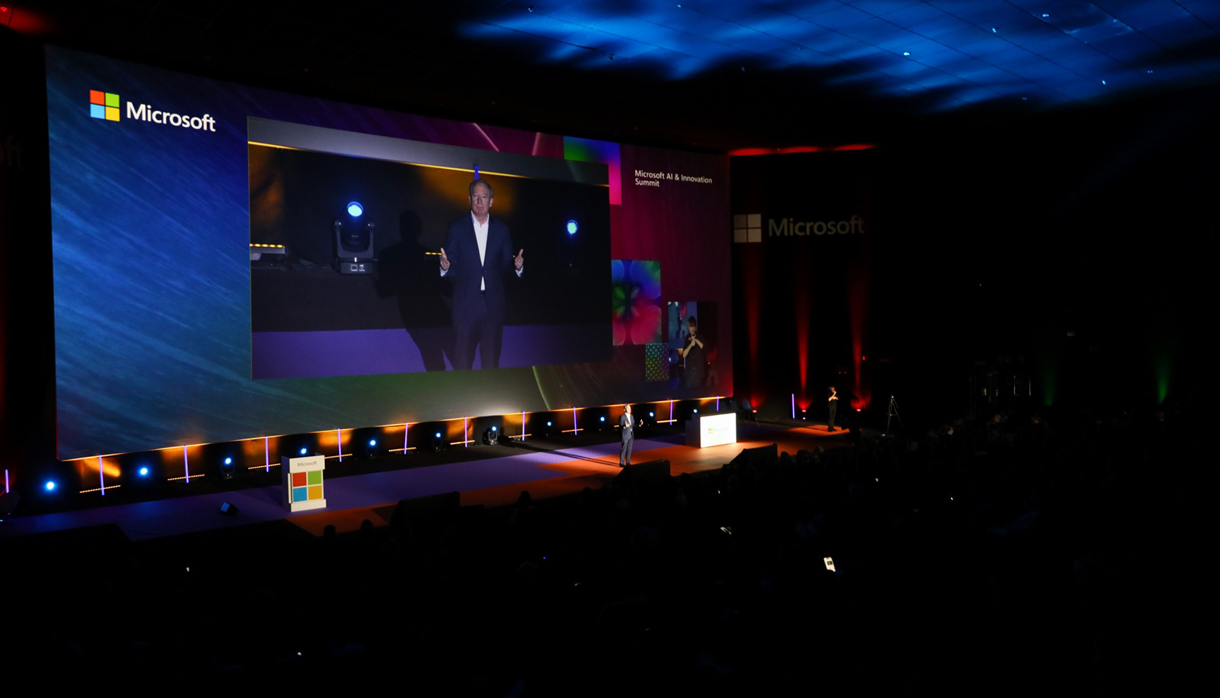 Brad Smith, Vice Chair & President de Microsoft, en su ponencia inaugural...