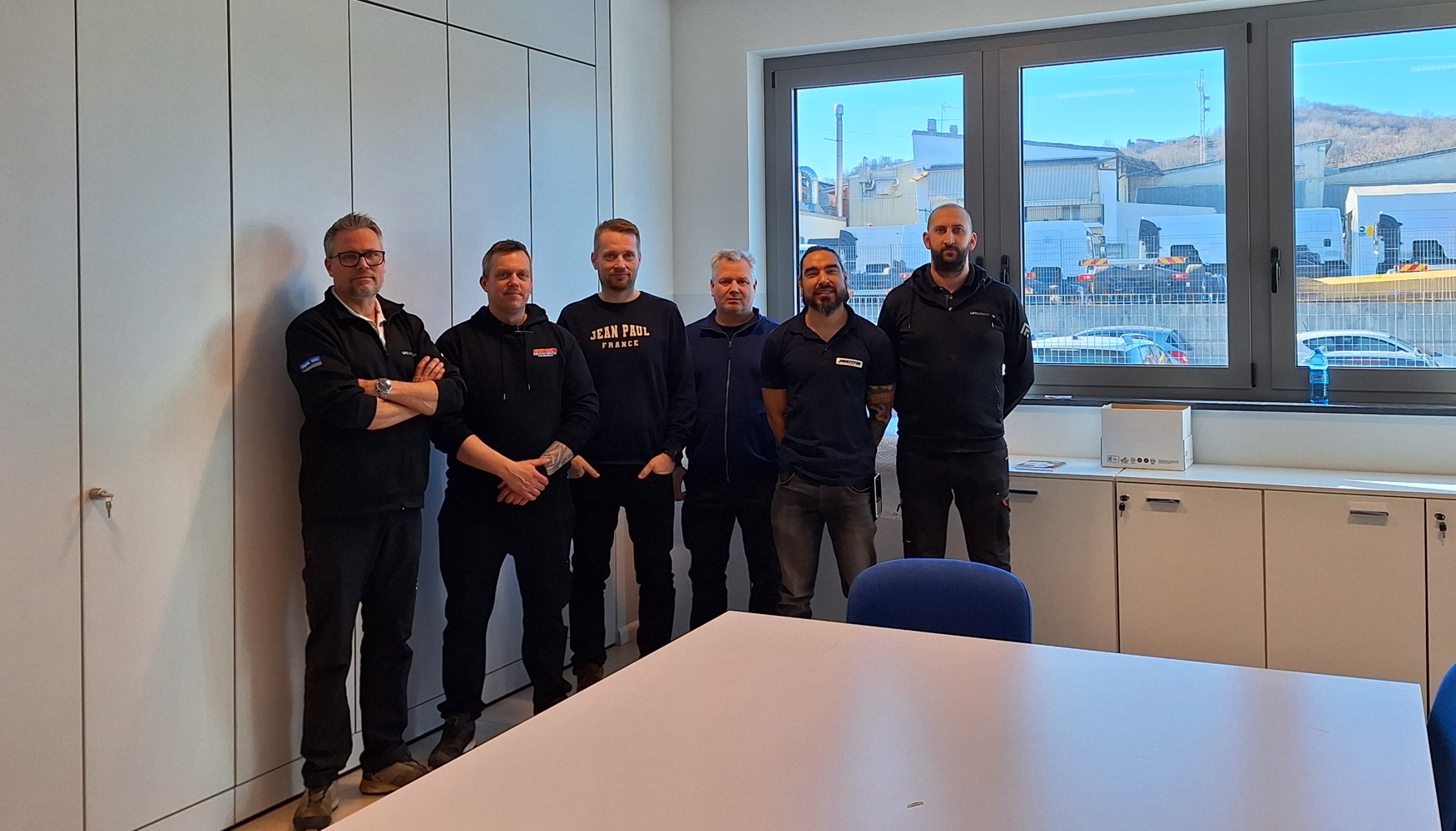 Jorge Altamirano (segundo por la derecha), formador t�cnico de Multitel Pagliero, con los t�cnicos del Grupo Hybeko