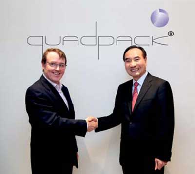 El director General de Quadpack Tim Eaves (izquierda) y el fundador y presidente ejecutivo de Apollo, Yong Dae Lee...