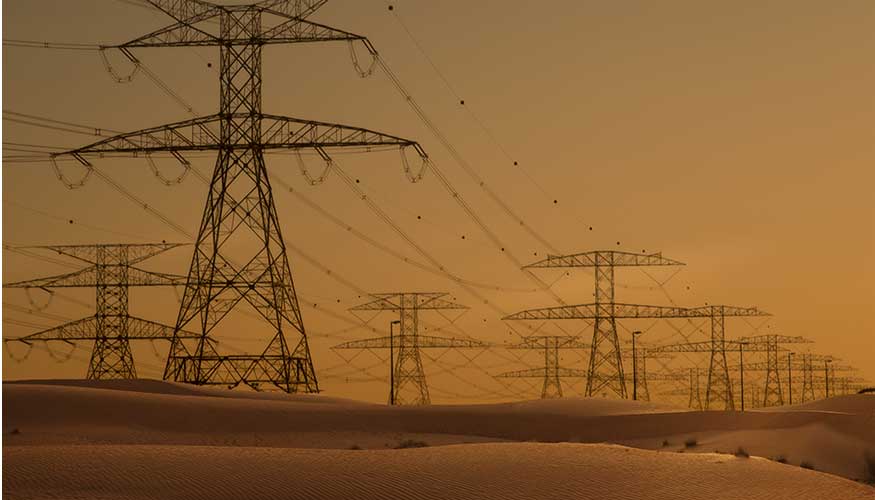 Postes de eletricidade no deserto
