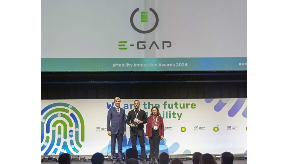 lvaro Pellejero, country manager de E-GAP en Espaa, recoge el premio 'Best mobility solution for costumer experience'...