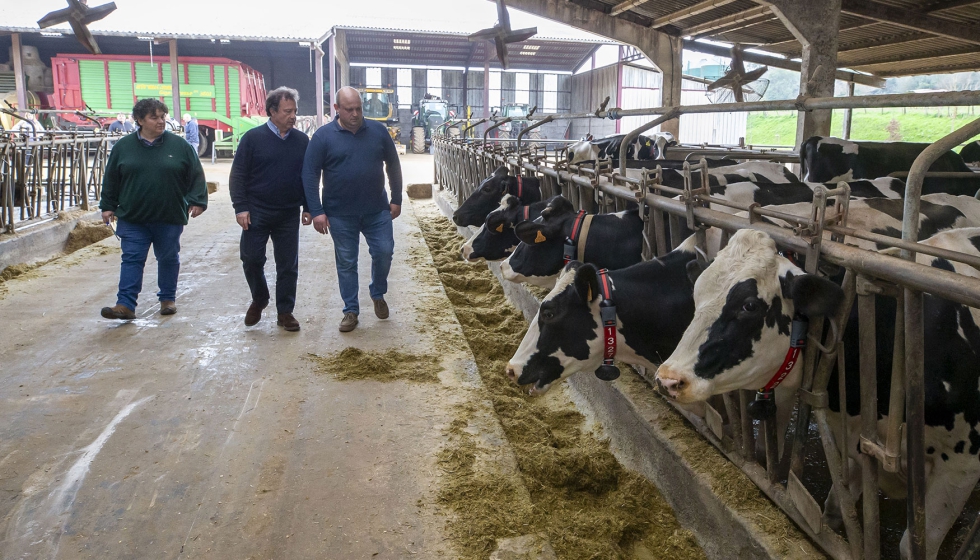El consejero c�ntabro Pablo Palencia visita las instalaciones de la ganader�a Los Remedios, en el municipio de Ruiloba