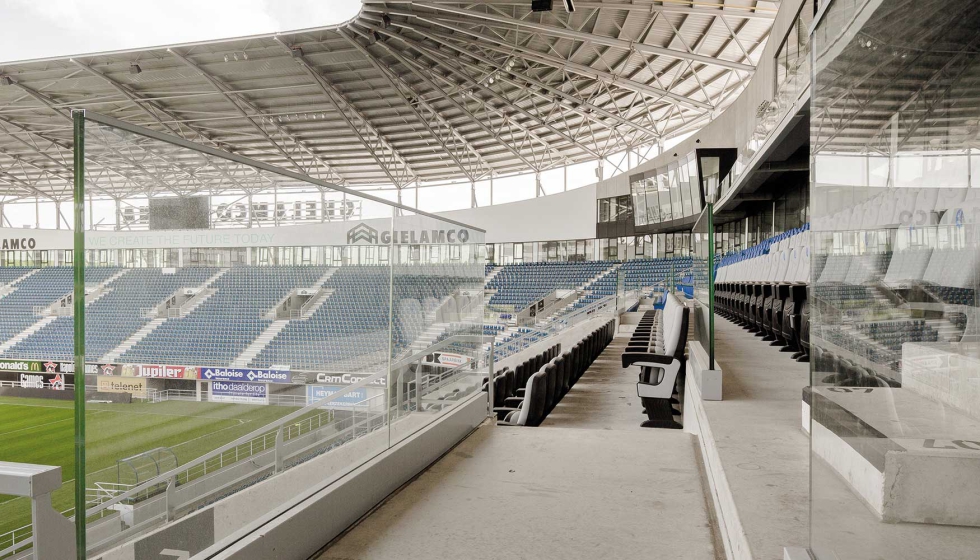 Stratobel Strong instalado como barandilla exterior en el Estadio Ghelamco Arena, en Gante, Bélgica
