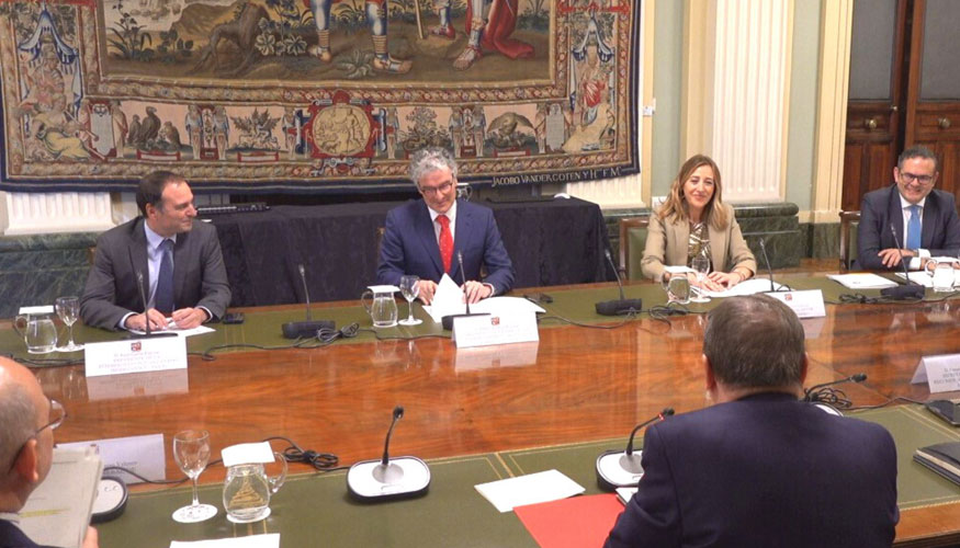 El Ministro estuvo acompaado por el Secretario General de Recursos Agrarios y Alimentacin, Fernando Miranda...