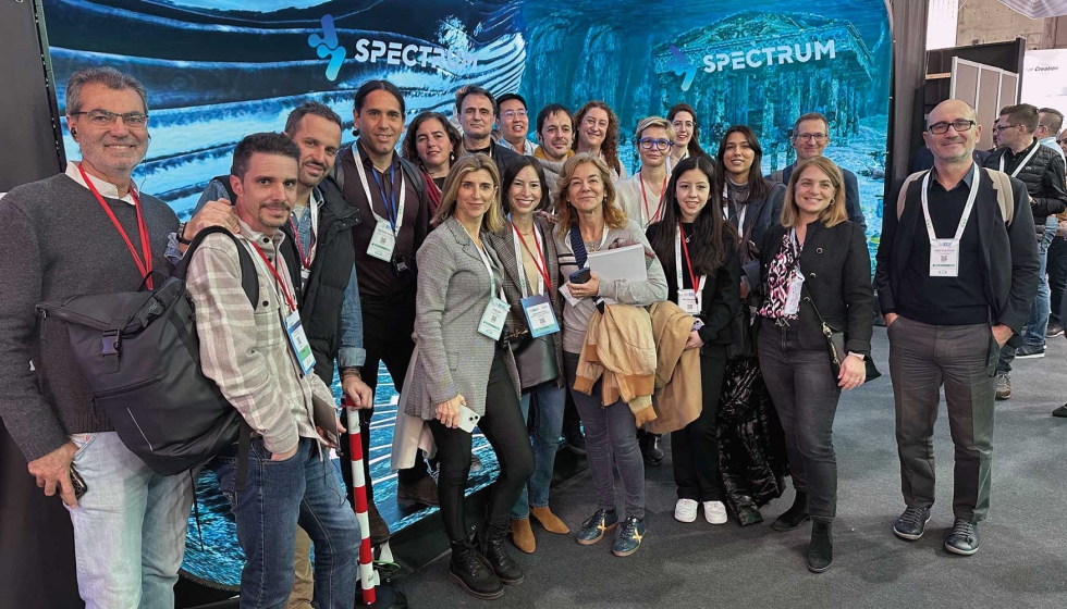 Foto de familia de los participantes en el tour de Ambit Cluster por los stands ms interesantes para integrar en proyectos de interiorismo...