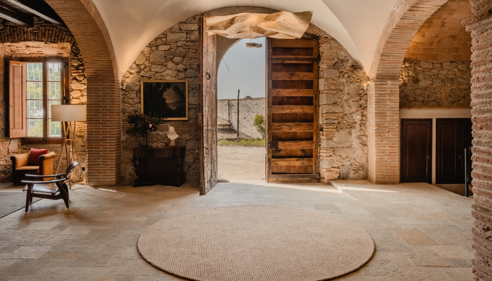 Durante la rehabilitacin se han respetado al mximo elementos originales como la puerta principal que data de 1577. Foto: Ariadna Puigdomenech...