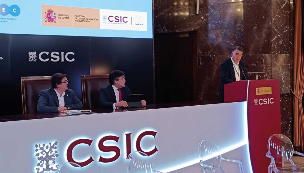 Carlos Martnez Bertrand, director gerente de PTEC, junto a ngel Castillo, director del Instituto Torroja, y Pedro Fernndez...