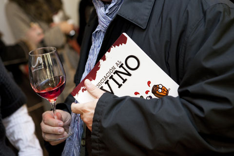 El manual 'Iniciacin al vino' es una publicacin que acerca de una manera desenfadada y amena el conocimiento del vino