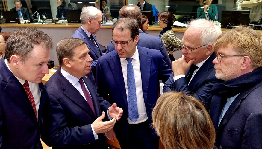 El ministro espaol Luis Planas conversa antes de la reunin del Consejo de la UE con otros ministros de Agricultura