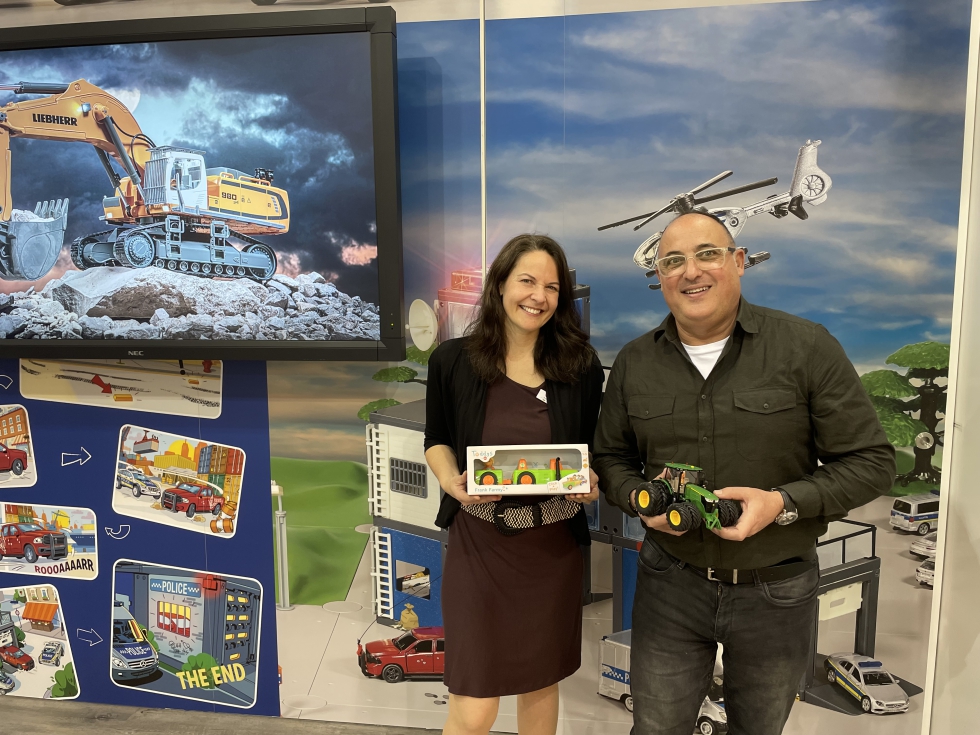 Vanessa Carpitella, regional sales manager de Siku, y Antoni Puig, responsable comercial de Dream Toys (distribuidor de Siku)...