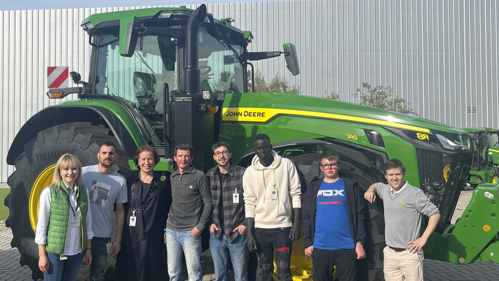 Los nuevos tractoristas, junto a miembros de John Deere Ibrica y la presidenta de FCRL