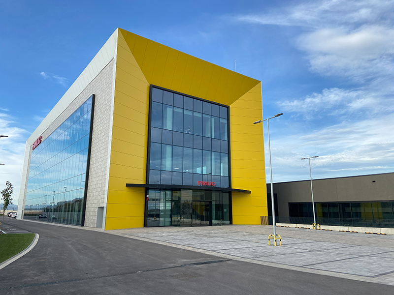 A nova sede da Fanuc Iberia  composta por dois edifcios interligados com uma rea total construda de quase 9.000 m2...