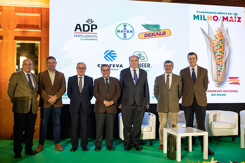 Jorge Neves, presidente da ANPROMIS, e Jos Luis Romeo, presidente da AGPME, acompanhados pelo presidente da CAP, lvaro Mendona e Moura...
