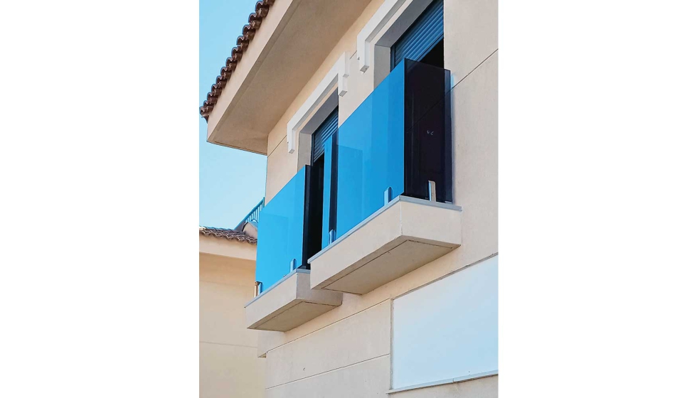 Vidrio de color azul empleado por Cristalera Serafin Rub para dar volumen a un balcn exterior. Fotografa: Alu System...