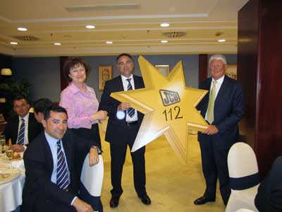 Vicente Llopis, de Geancar (en el centro), recibiendo su estrella durante la cena que organiz JCB en el hotel Meli Zaragoza...