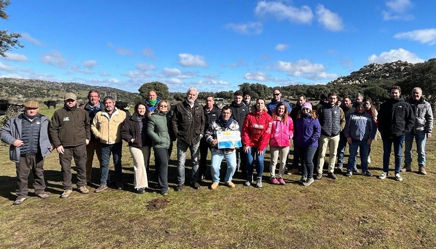 Participantes en la jornada prctica del Grupo Operativo Boviex 4.0 en Cardeosa (vila)