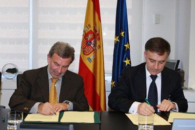El presidente de Adif, Antonio Gonzlez Marn, y Pedro Martnez, presidente de Acciona Infraestructuras, firmando el acuerdo de colaboracin...