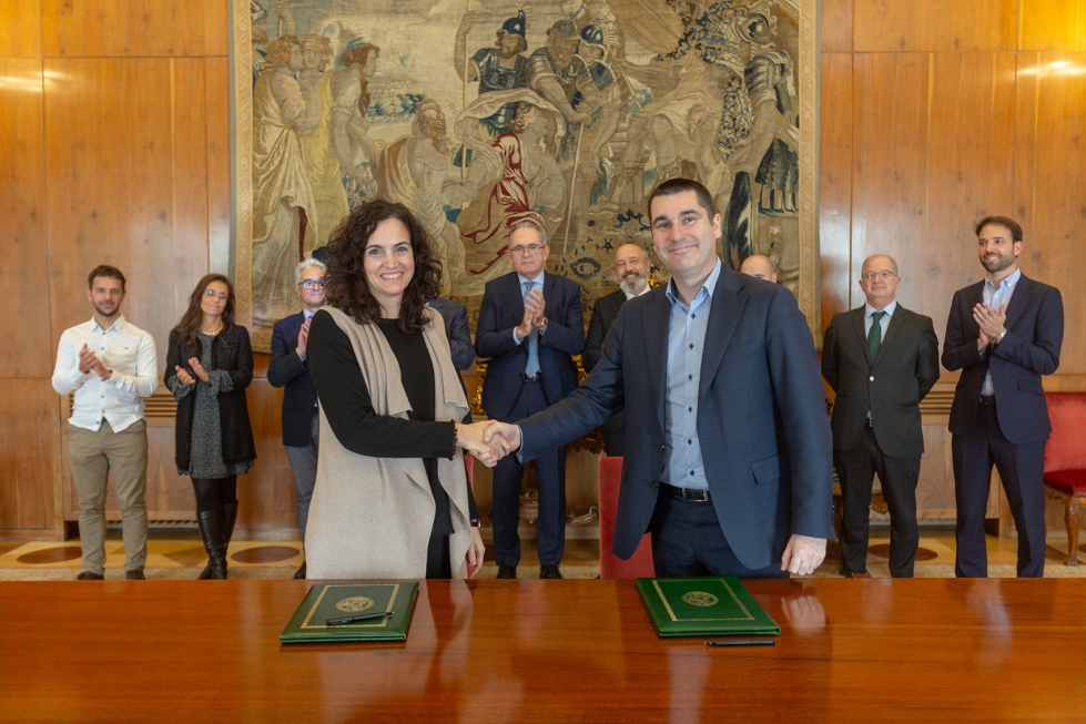 Paloma Grau, vicerrectora de Investigacin y Sostenibilidad de la Universidad de Navarra, y Thomas Georgelin, director general de CMI Roullier...