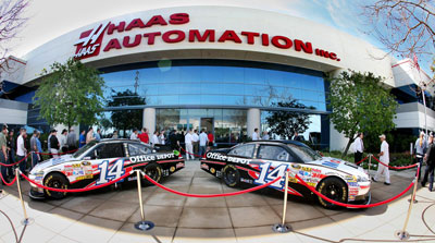 El equipo de carreras Stewart-Haas Racing expuso dos coches en la sede de Haas, uno de ellos el Chevrolet #14