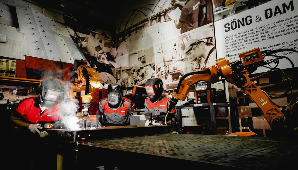 Varias personas trabajan con brazos robticos. Foto: Pexels