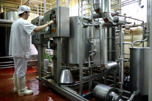 Un operario de La Fageda realiza su trabajo en la fbrica de Santa Pau (Girona)