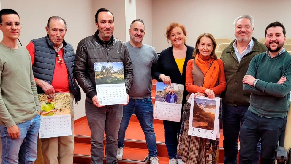 Los asistentes al acto con el calendario de pared editado por Deoleo y Soil O-Live