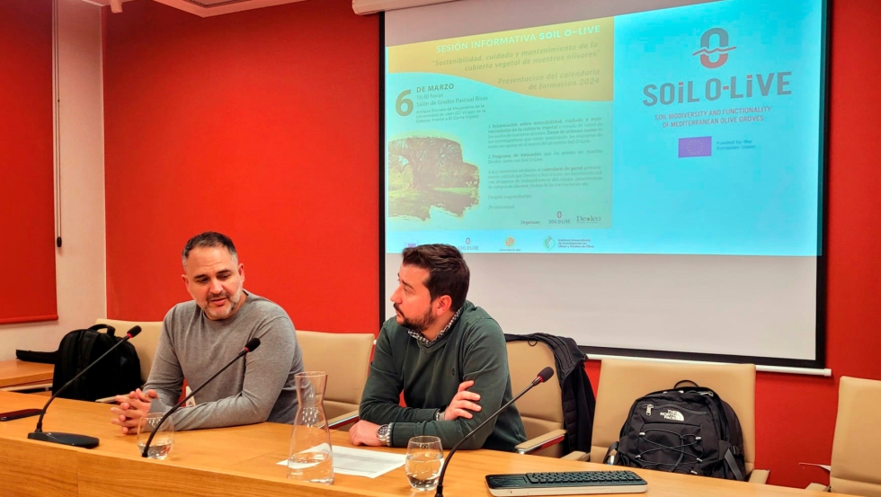 Antonio Manzaneda, coordinador del proyecto europeo Soil O-Live, y Juan Carrasco, responsable de Sostenibilidad en Deoleo...