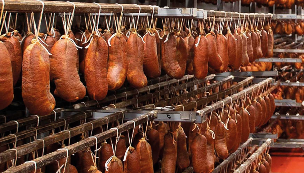 La Sobrassada de Mallorca se elabora a partir de carne de cerdo bien picada, mezclada con sal...