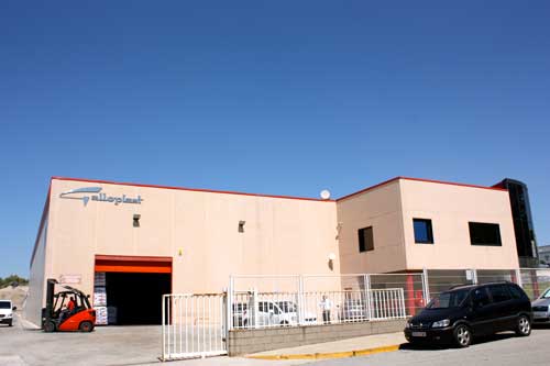 Las actuales instalaciones de Galloplast cuentan con 8.000 m2 y se estructuran en tres divisiones de produccin distintas...