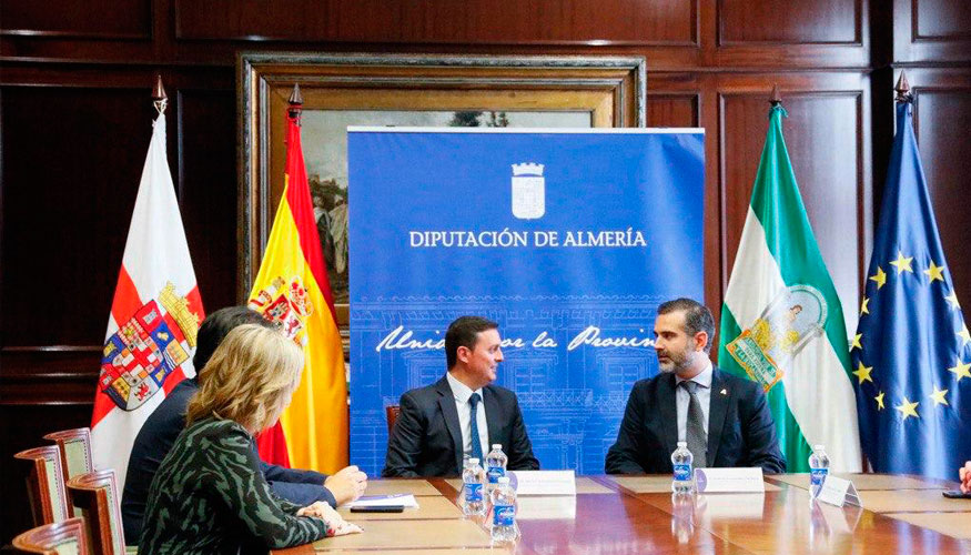 En el centro de la imagen, a la izquierda, el presidente de la Diputacin Provincial de Almera, Javier A. Garca...