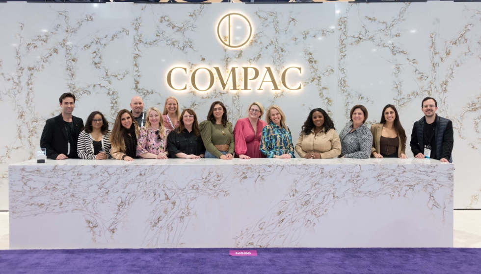 Foto de familia de algunas de las interioristas que visitaron el stand de Compac en KBIS