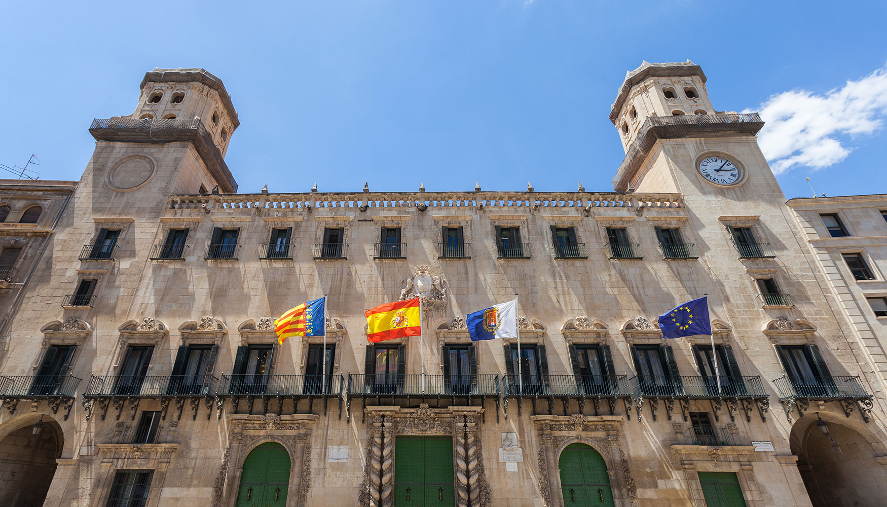 Imagen de la fachada del Ayuntamiento de Alicante tomada por Diego Delso