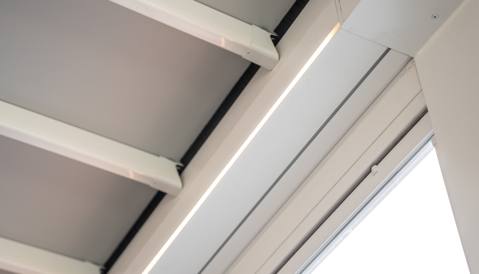 La prgola Isola 3 se complementa en este proyecto con iluminacin perimetral interna con tiras LED y el tejido Flexilight para el techo...