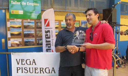 En la imagen, el portavoz de Bodegas Pisuerga recibe la placa a la calidad y colaboracin COIS Marbella