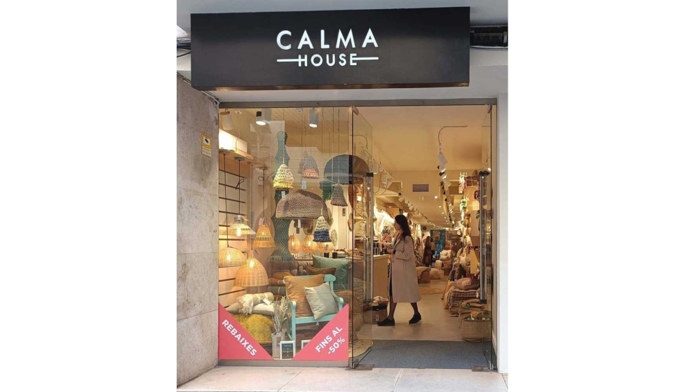 Vista exterior de la nueva tienda de Calma House en Sitges (Barcelona)