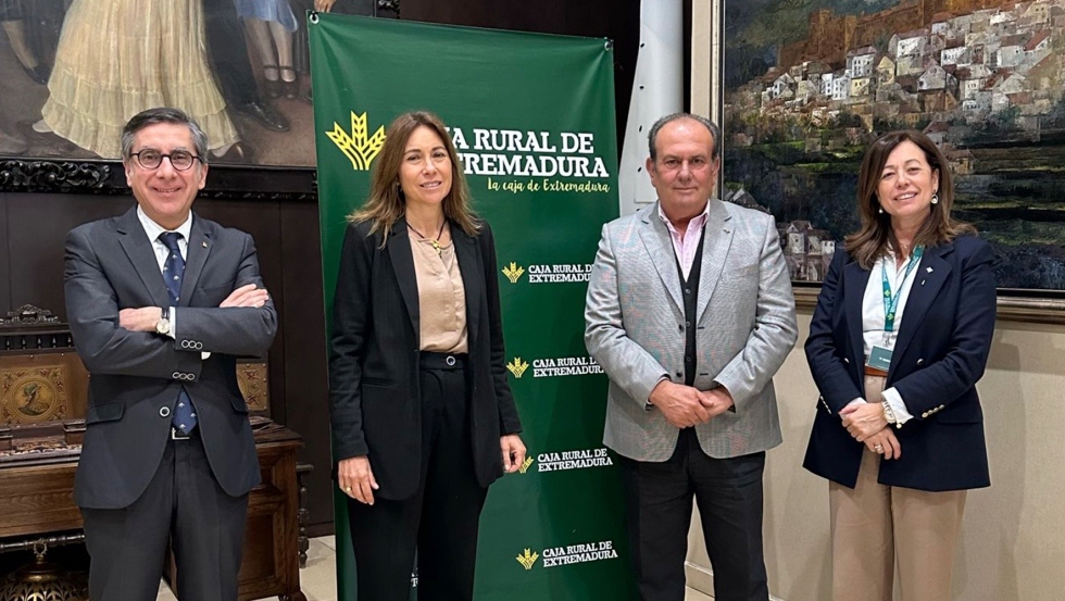 De izquierda a derecha, el secretario general de Caja Rural de Extremadura, Miguel ngel Santos, la presidenta de Aeceriber, Luca Maesso...