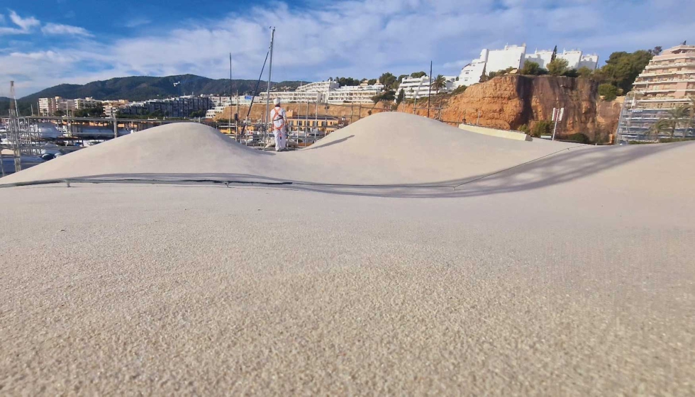 Detalle del diseo singular y ondulado de la cubierta del Edificio Panorama de Mallorca, que combina mortero cementoso con poliurea...