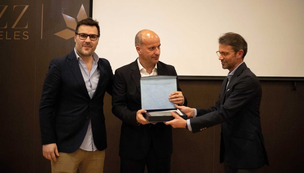 Jordi Borrell, director general de VTech Espaa, recibe el Pin de Oro 2024 de Toy Planet