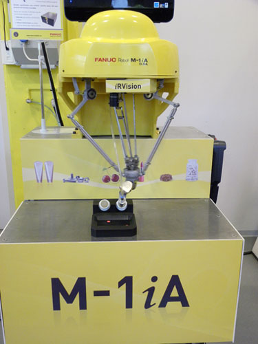 En la demostracin de la serie M-1iA, el robot separ diversas pastillas de colores depositndolas en su bote correspondiente...