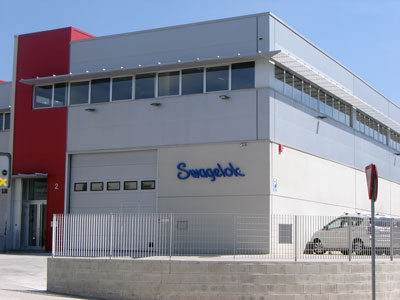 Facade of the new headquarters of Iberian connections in Cervell and valves