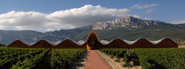 Una joya arquitectnica. La Bodega Ysios, diseada por Santiago Calatrava. Foto: Ruta del Vino de Rioja Alavesa / Quintas...