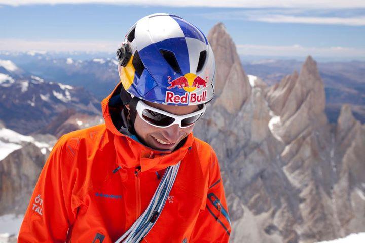 Lama sonre al llegar a la cima del Cerro Torre